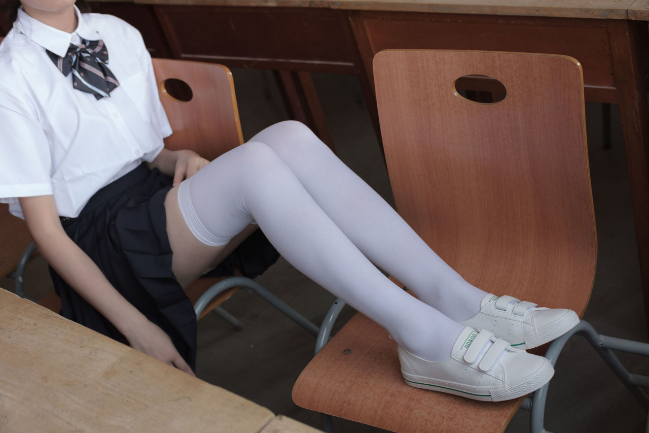 [森蘿財團] BETA-022 教室里的JK白絲少女 蘿莉絲襪寫真