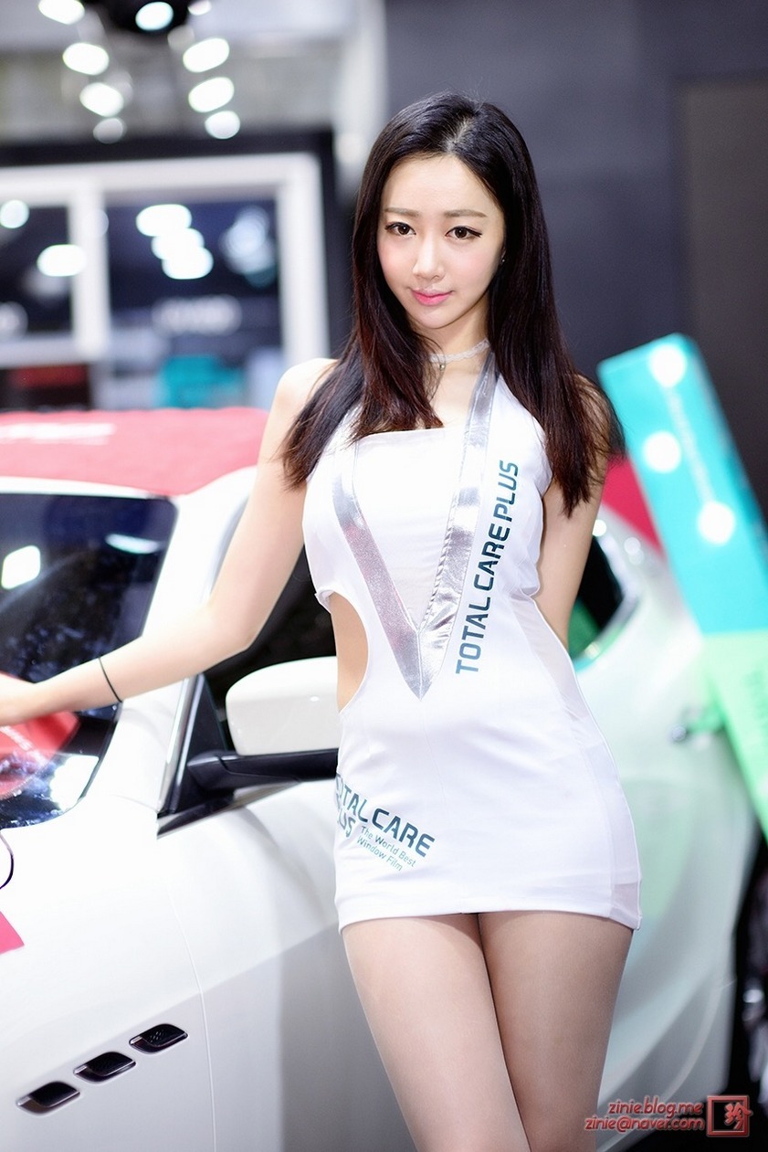 韩国清秀美女车模性感超短裙写真-图云谷
