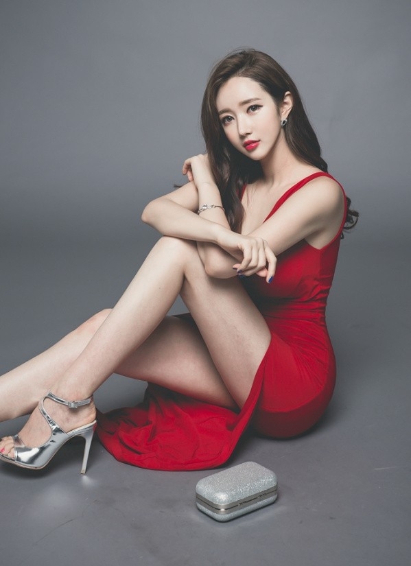 韓國人氣美女模特李妍靜低胸紅裙禮服搖曳生姿風情迷人寫真