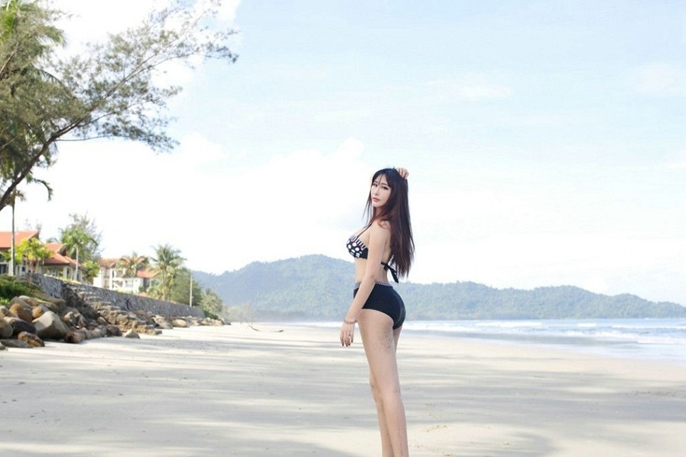 沙灘妖嬈女色模特巨乳比基尼性感火辣攝影寫真