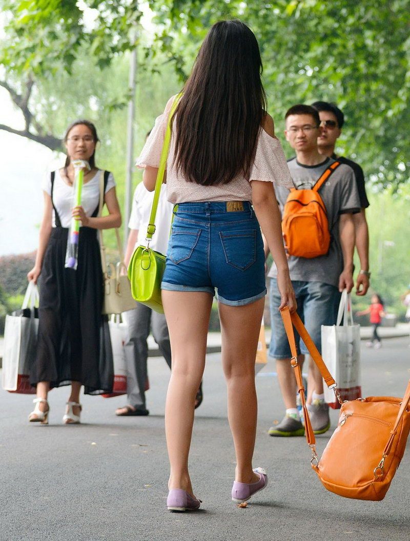 街拍大學生美女性感牛仔褲美臀寫真